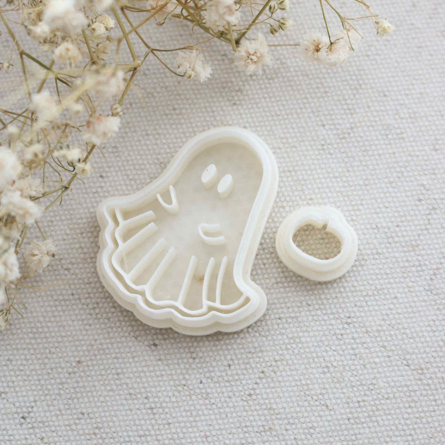 Fall 25 - Ghost Holding Pumpkin Cutter