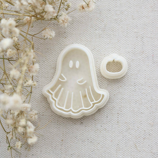 Fall 25 - Ghost Holding Pumpkin Cutter