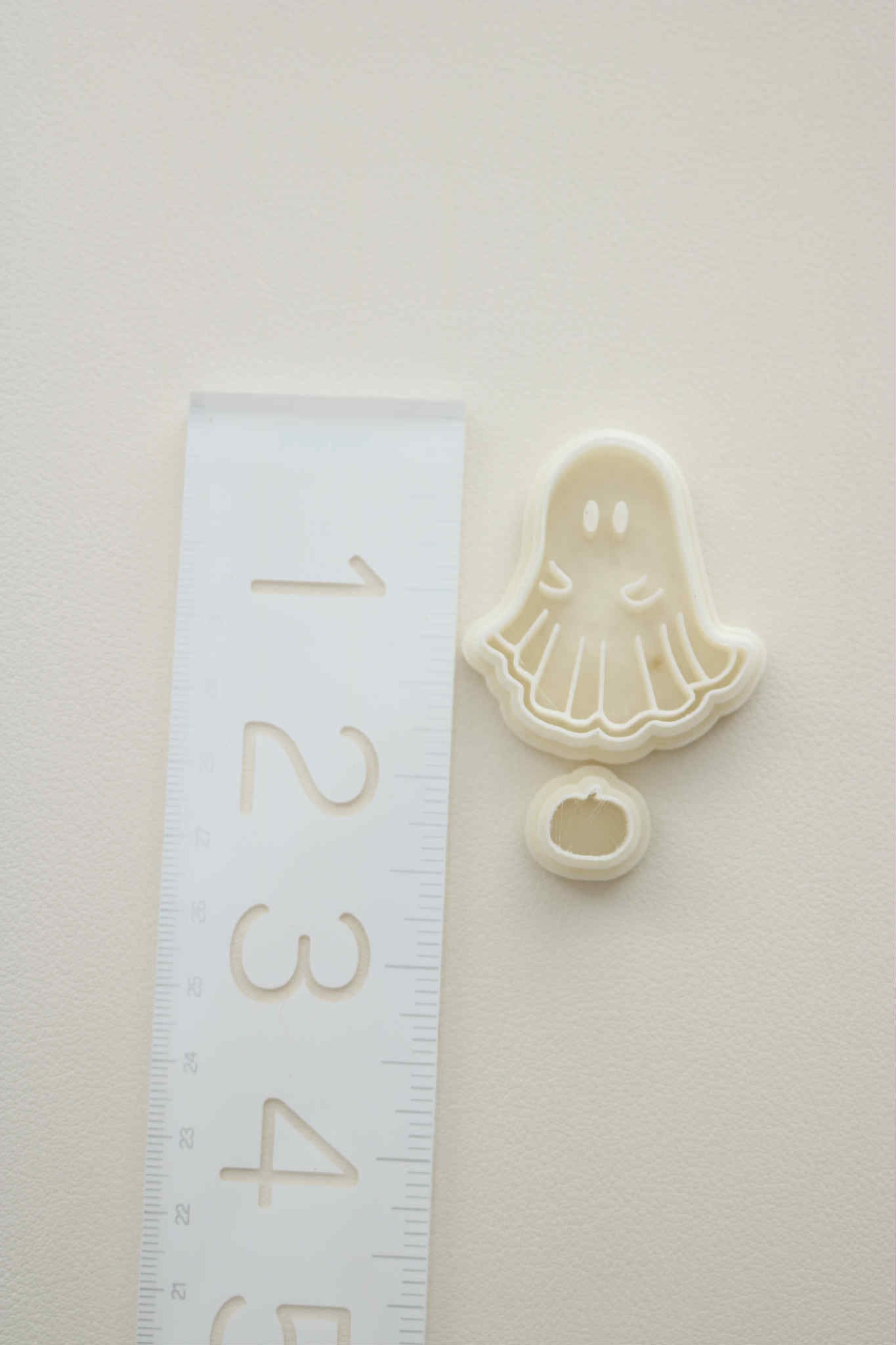 Fall 25 - Ghost Holding Pumpkin Cutter